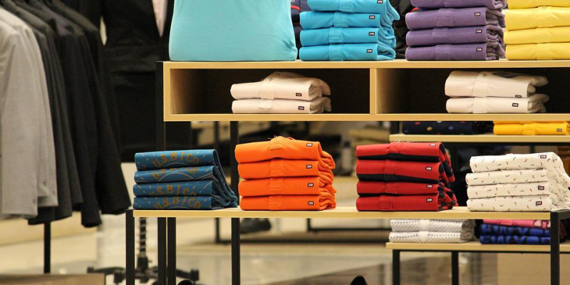 Polos en estanteria