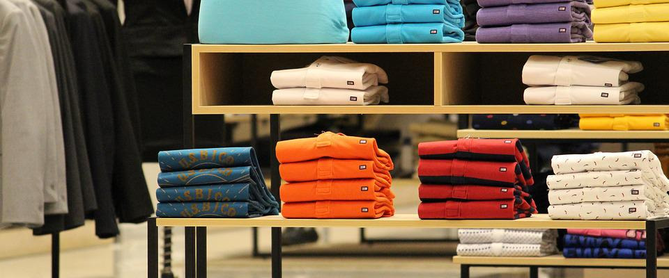 Polos en estanteria
