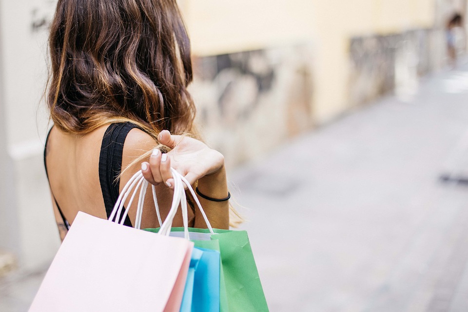 Mujer con bolsas